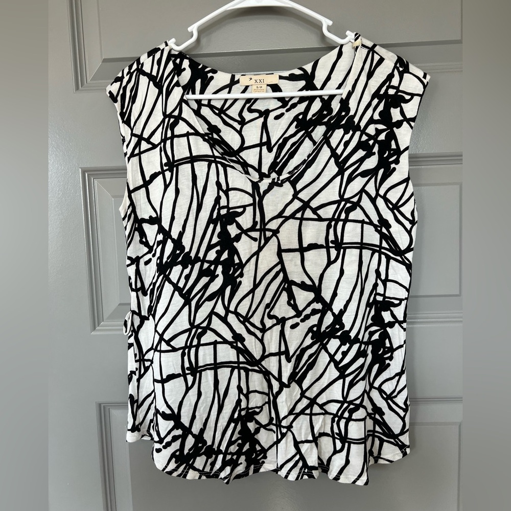 Forever 21 Monochrome Abstract Pattern Top Size Small